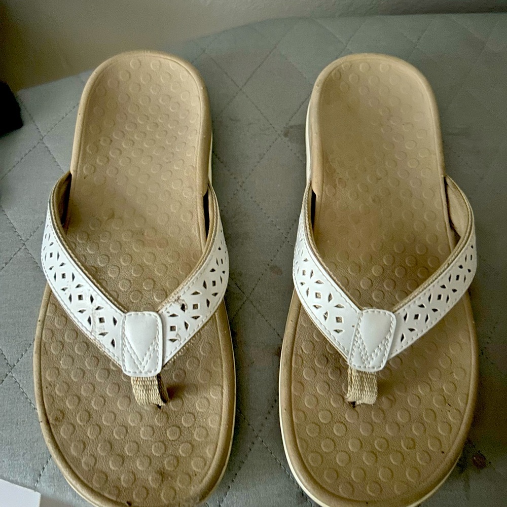 Vionic tide flip flops